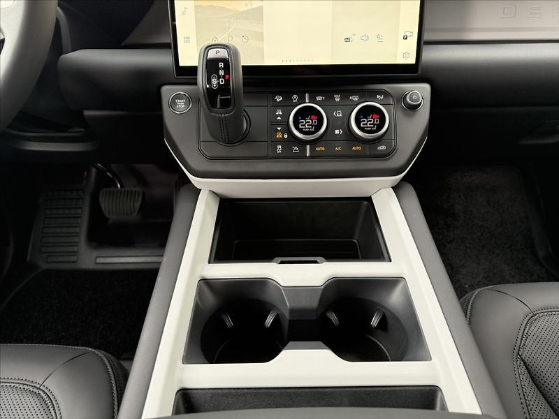 Land Rover Defender (2026) 3,0 110 S D200 - fotka 24 z 29