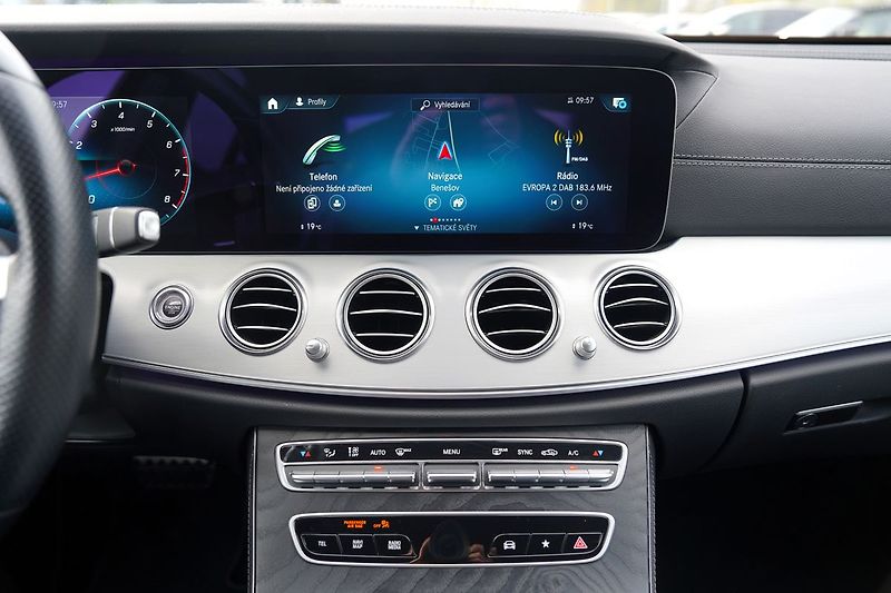 Mercedes-Benz Třídy E E 200 4Matic AMG/LED/360/ČR - fotka 32 z 40