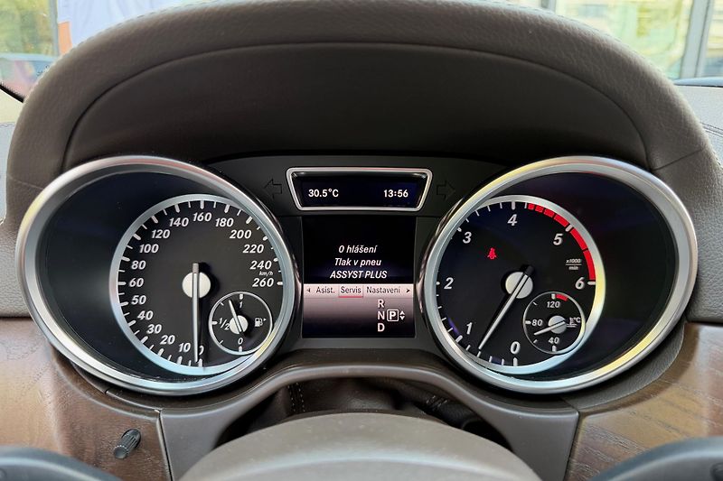 Mercedes-Benz GL (2014) GL 350 Bluetec 4Matic - fotka 28 z 42