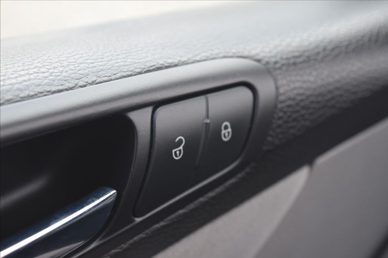 Volkswagen Passat 1,6 i 75KW PO SERVISE - fotka 21 z 41