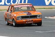 Závodní Ford Cortina v úpravě Gunston na okruhu v jihoafrickém Kyalami při zvodě historických vozů. Foto: Wikimedia Commons, Barry Scott, CC0