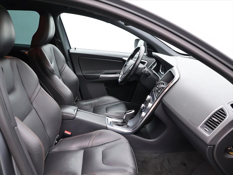 Volvo XC60 2,0 D4 140kW Aut. Summum - fotka 11 z 33