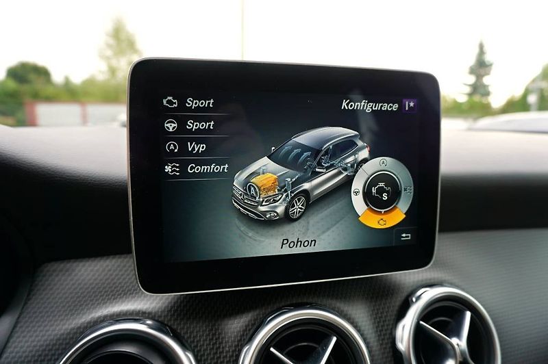 Mercedes-Benz GLA (2018) 2,0 220 135 kW - fotka 45 z 60