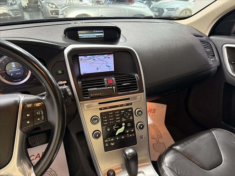 Volvo XC60 2,4   D5 AWD SUMMUM XENON - fotka 15 z 39