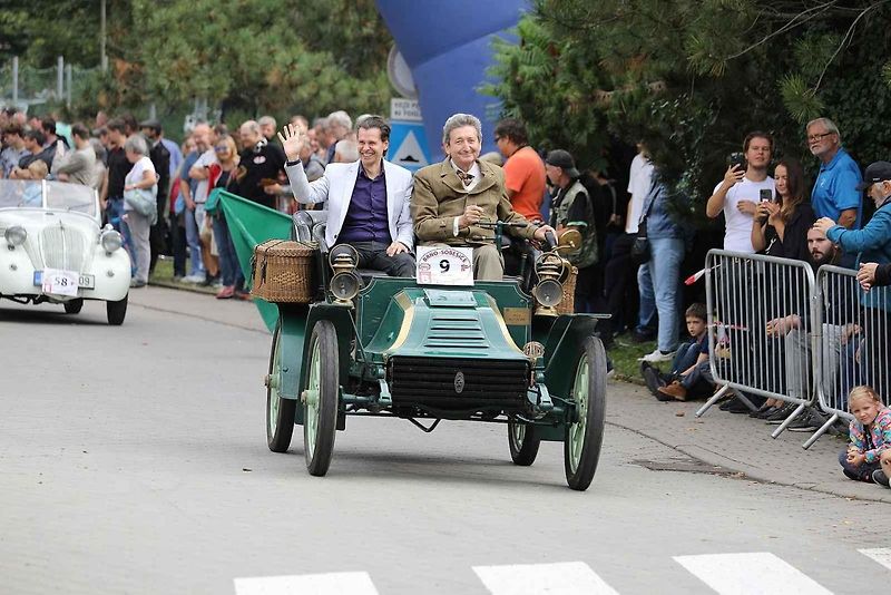 Na akci Jízda do vrchu a výstava historických vozidel se představilo na tři sta automobilů a motocyklů.