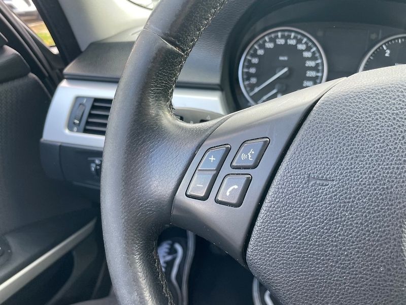 BMW Řada 3 320d Touring - fotka 17 z 30