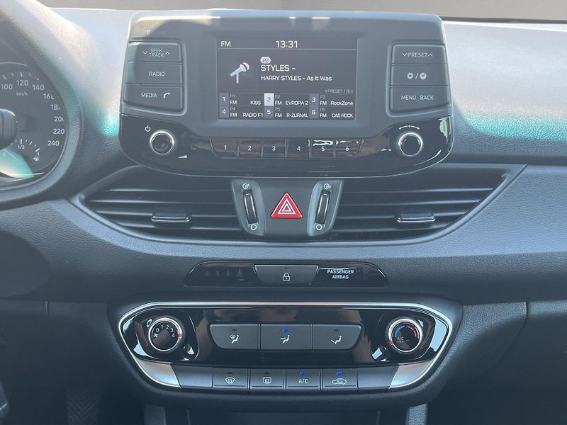 Hyundai i30 (2018) TRIKOLOR COMFORT 1.0 T-GDi 88k - fotka 15 z 22
