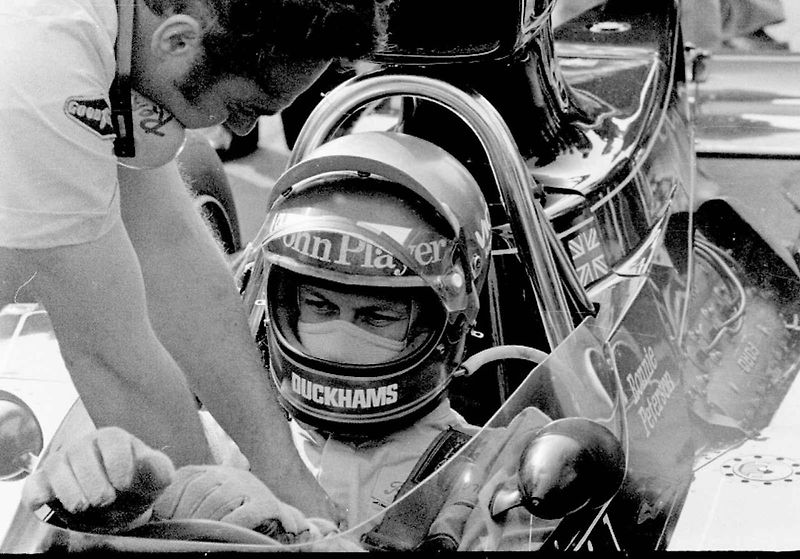 Emerson Fittipaldi v kokpitu Lotusu 72 s šéfem týmu Coline Chapmanem.