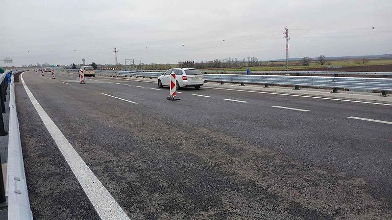 V úterý 16. prosince se otevřel dálniční úsek D35 Hořice - Sadová. Slavnostní přestřižení pásky.