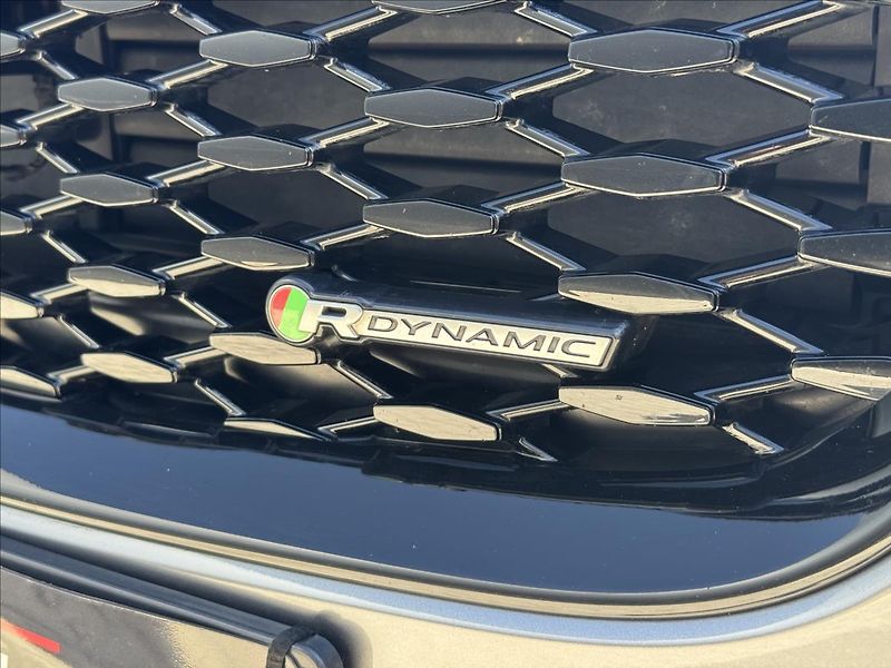 Jaguar E-Pace 1,5 P300e R-Dynamic SE AWD AT - fotka 31 z 34