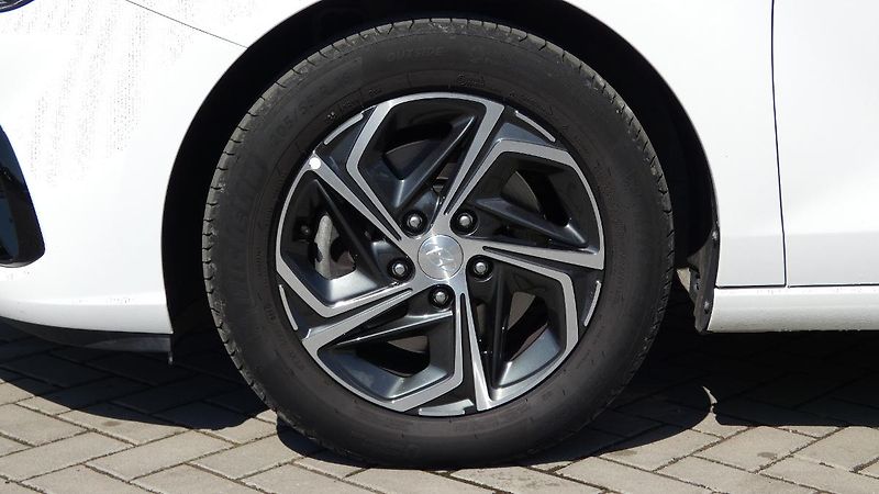 Hyundai i30 Kombi 1.5 T-GDI mHEV Family Co - fotka 21 z 22