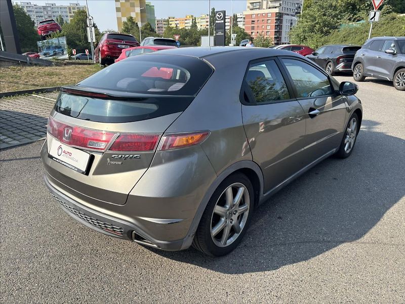 Honda Civic 1,8 V-Tec 103kW 1.ČR SERVISKA - fotka 5 z 31