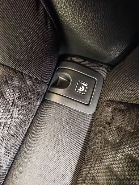 Toyota Yaris Cross 1.5 Hybrid ( 115k ) e-CVT 4x2 - fotka 16 z 33