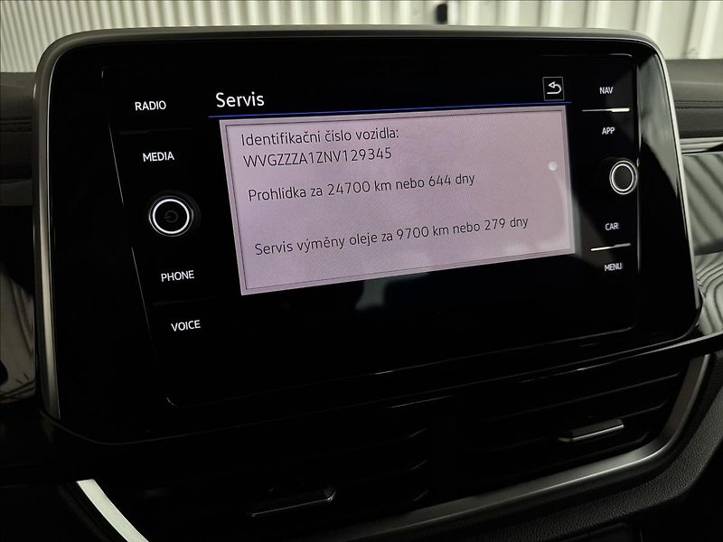Volkswagen T-Roc R-LINE ACC NEZ-TOP 2XALU DPH - fotka 23 z 46