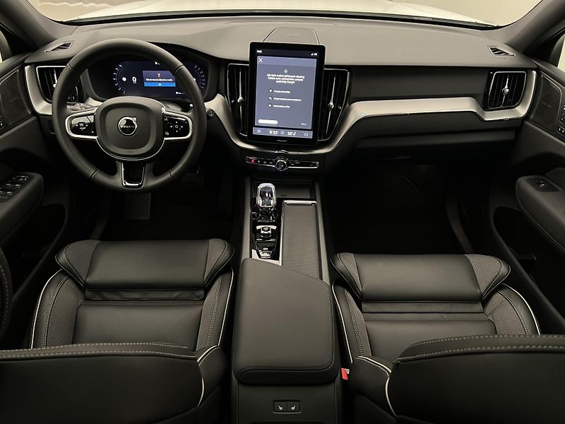 Volvo XC60 B5 AWD BLACK EDITION PLUS AUT  - fotka 2 z 48