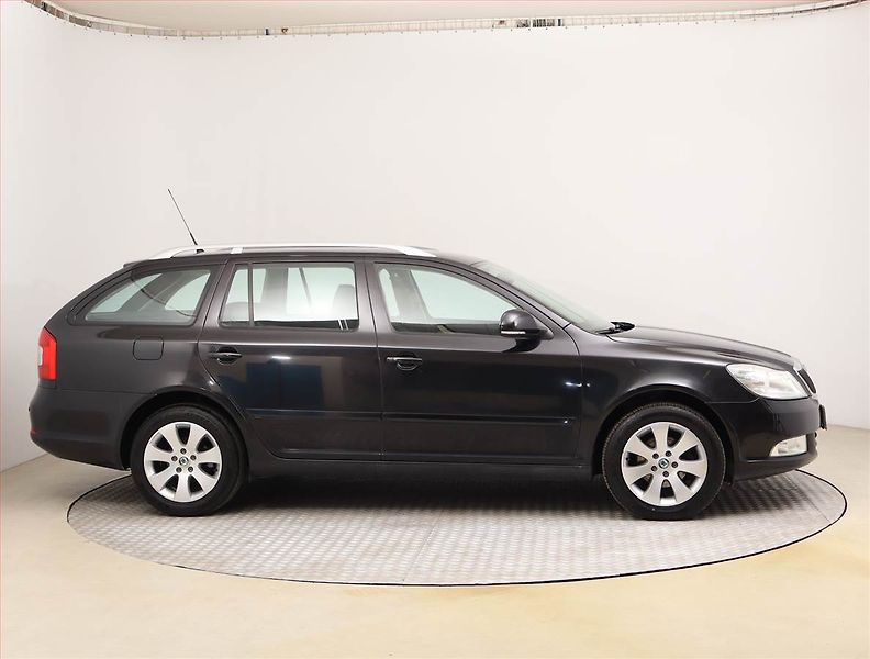 Škoda Octavia (2009) 1.6 TDI, Tempomat - fotka 6 z 18