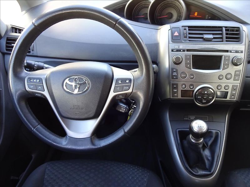 Toyota Verso 2.0 D-4D 7.MÍST - fotka 33 z 47