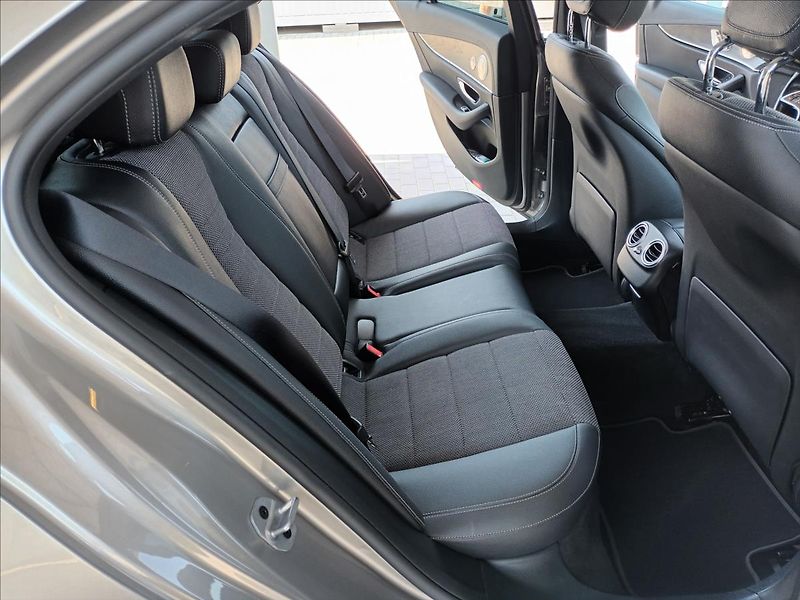 Mercedes-Benz Třídy E 2,0 220d,AMG,4MATIC,PANO,9G - fotka 20 z 33