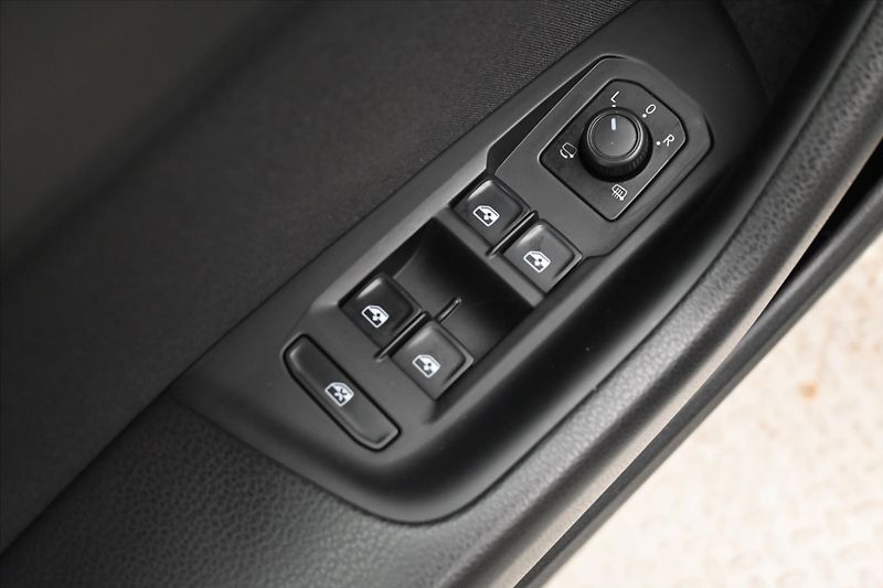 Volkswagen Passat 2,0 TDI 110kW DSG Business Zár - fotka 26 z 31