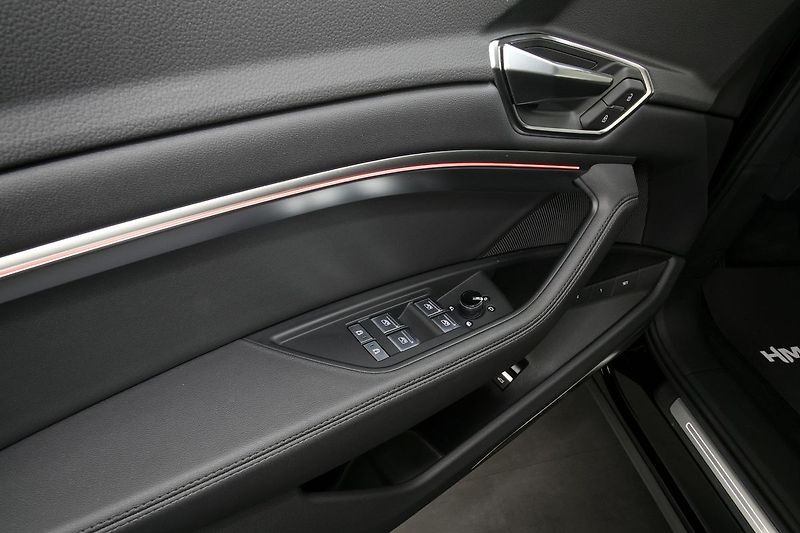 Audi e-tron 55 300kW Tažné HUD NightVision - fotka 18 z 50