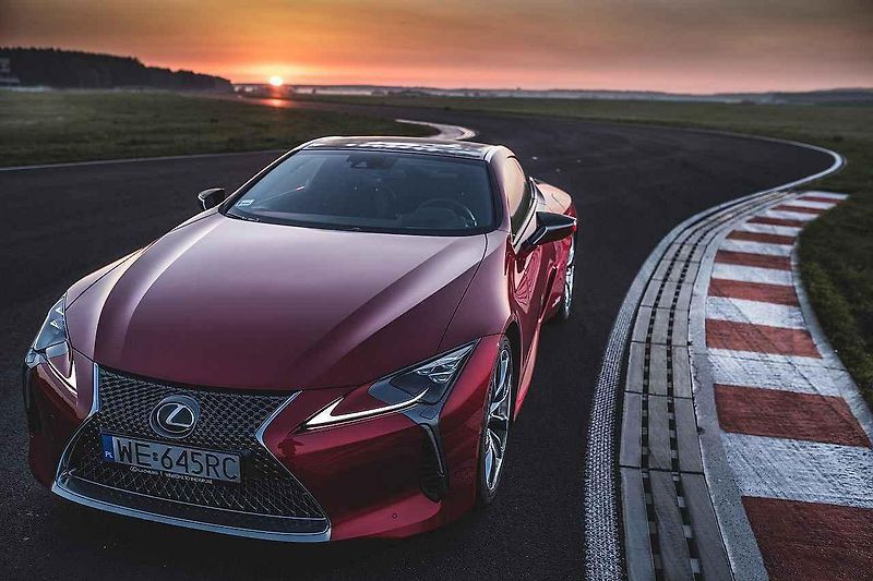 Interiér upraveného Nissanu GT-R.