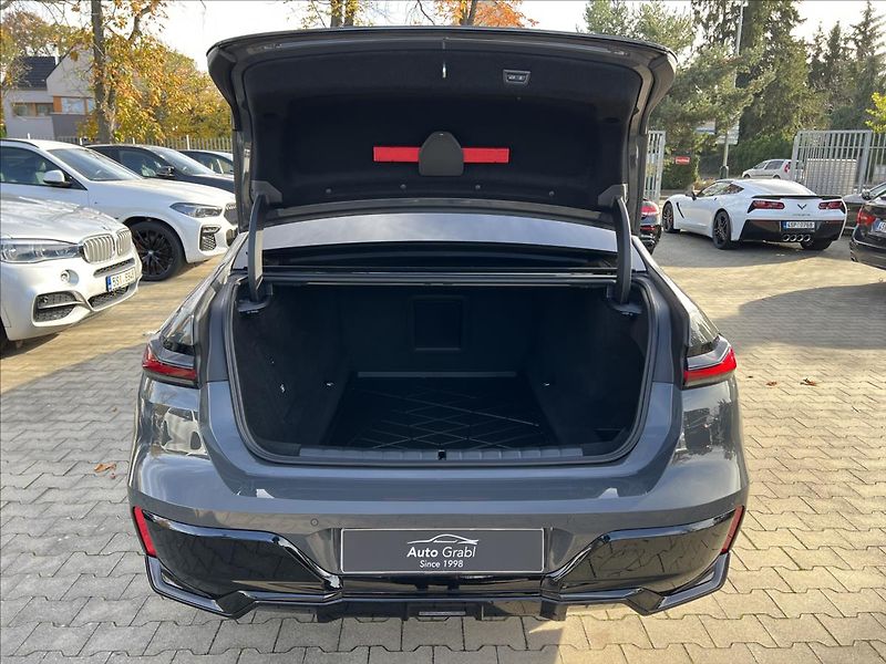 BMW Řada 7 750e Msport Pro xDrive - fotka 40 z 43
