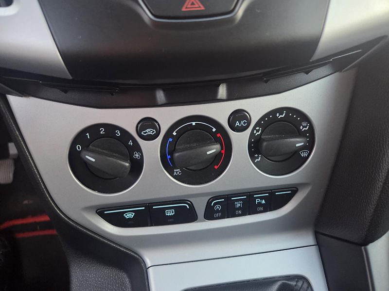 Ford Focus 1.0 ecoboost 74 kW, top stav - fotka 21 z 23