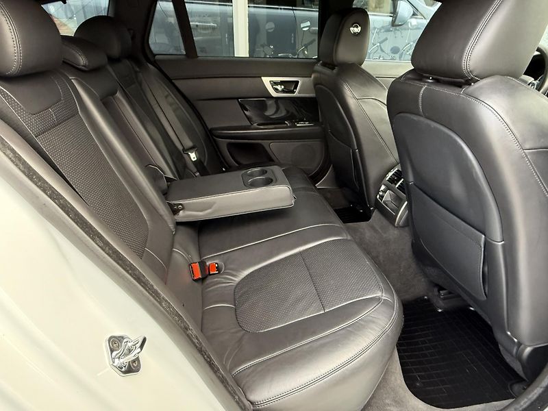 Jaguar XF 3,0 V6 Sportbrake REZERVACE - fotka 23 z 37