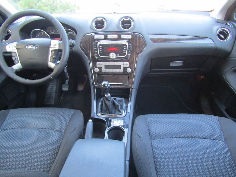 Ford Mondeo (2008) 2.0 TDCi GHIA 1.MAJITEL - fotka 15 z 43