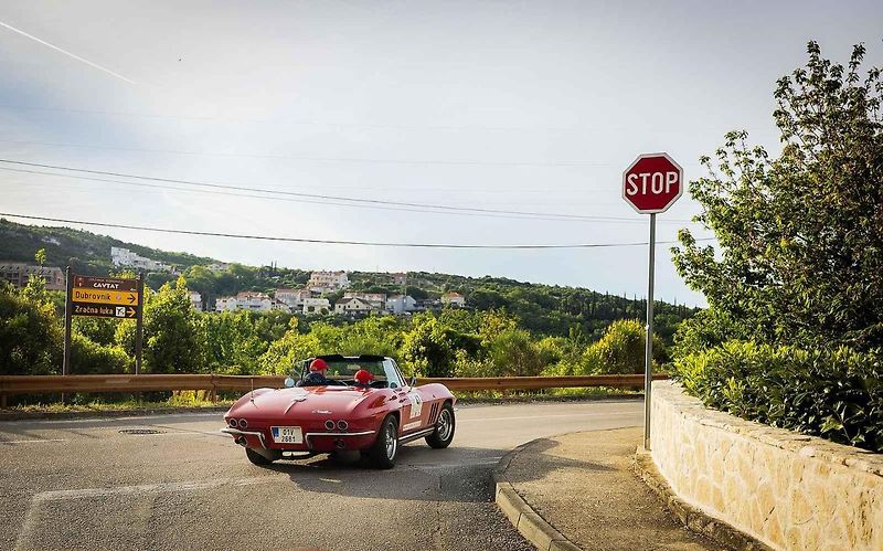 Všichni účastníci s vozy v cíli druhého ročníku Oldtimer Expressu, který mířil z Prahy do řeckých Atén.