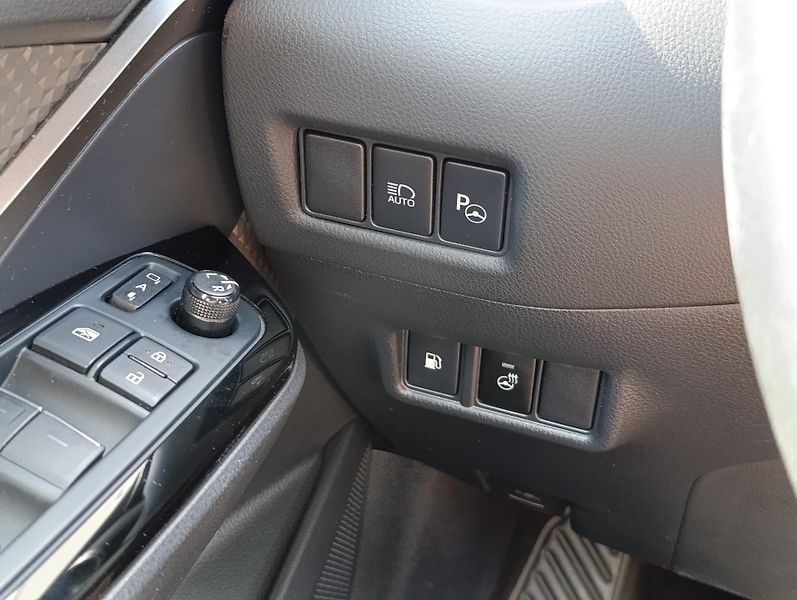 Toyota C-HR 2.0HEV PREMIERE ČR 1.MAJITEL - fotka 23 z 35