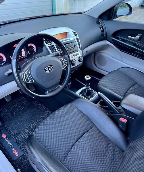 Kia Ceed (2008) 1.6 CRDi (ED)  RODINNÉ KOMBI - fotka 13 z 25