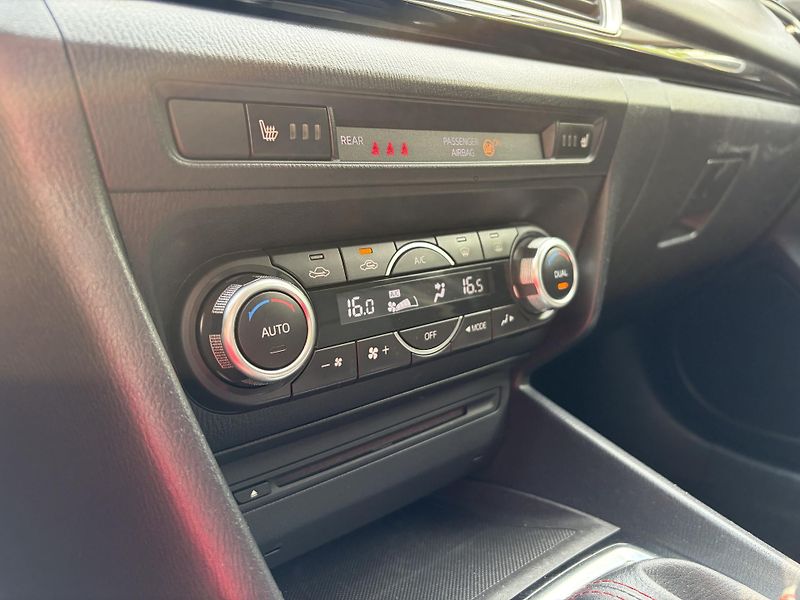 Mazda 3 2.0 Center-Line - fotka 29 z 30