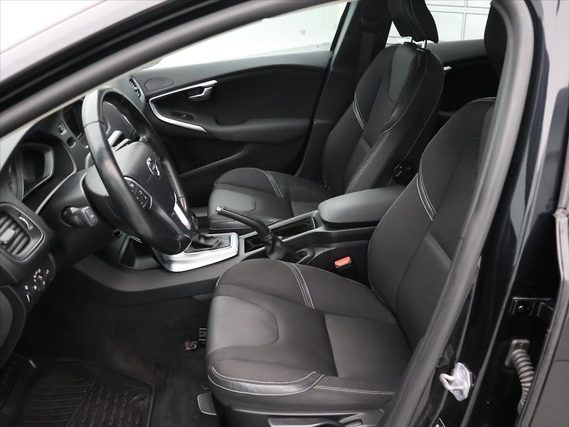 Volvo V40 2,0 D2 Automat Momentum DPH - fotka 10 z 25