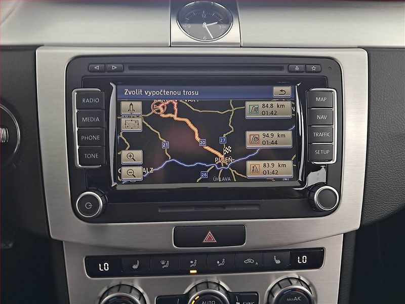 Volkswagen Passat (2013) 2.0 TDI, Navi, Xenony - fotka 13 z 17