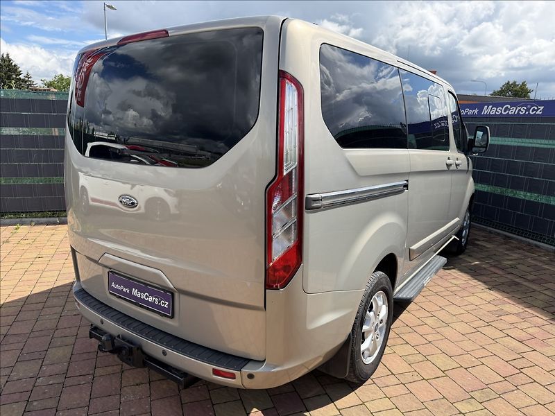 Ford Tourneo Custom 2.2 TDCi Titanium 8míst - fotka 5 z 22