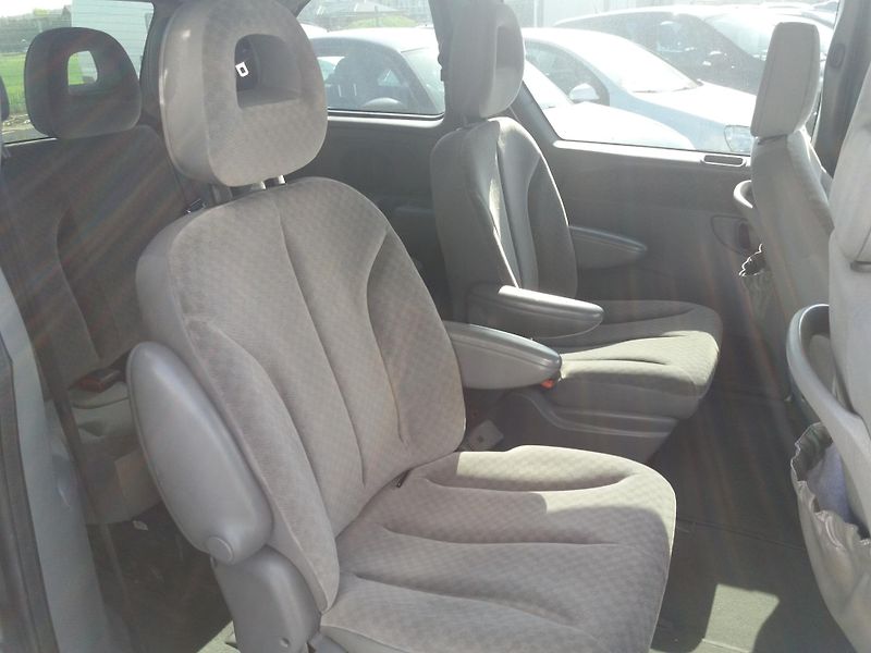 Chrysler Grand Voyager 2.8 CRD,110kW,AUTOMAT,7.MÍST!! - fotka 18 z 23