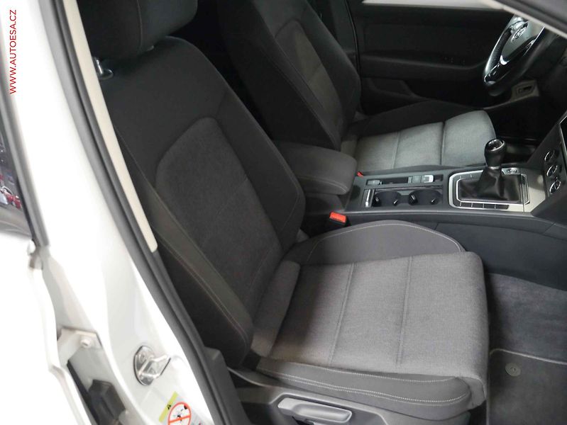 Volkswagen Passat (2018) 2.0TDi, LED, navi - fotka 12 z 27