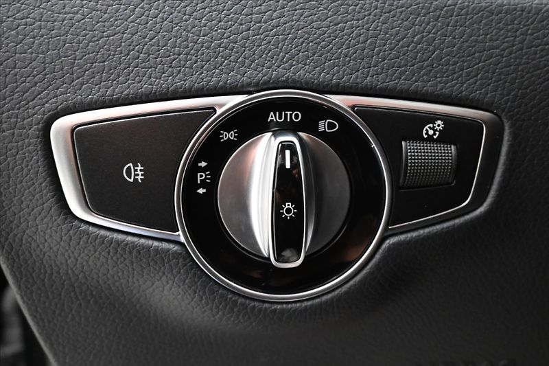 Mercedes-Benz Třídy E 2,0 220D 147kW 9G-TRONIC Záruk - fotka 25 z 30