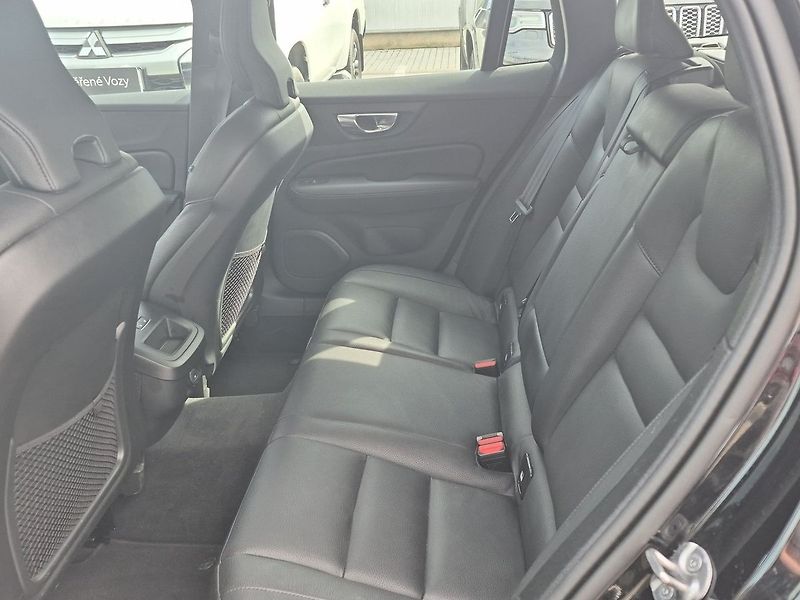 Volvo V60 B4 benzin Plus Dark DCT - fotka 12 z 26
