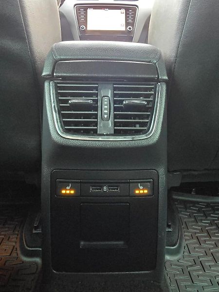 Škoda Octavia 2.0TSi 140kW DSG L&K 4x4 KŮŽE - fotka 32 z 38
