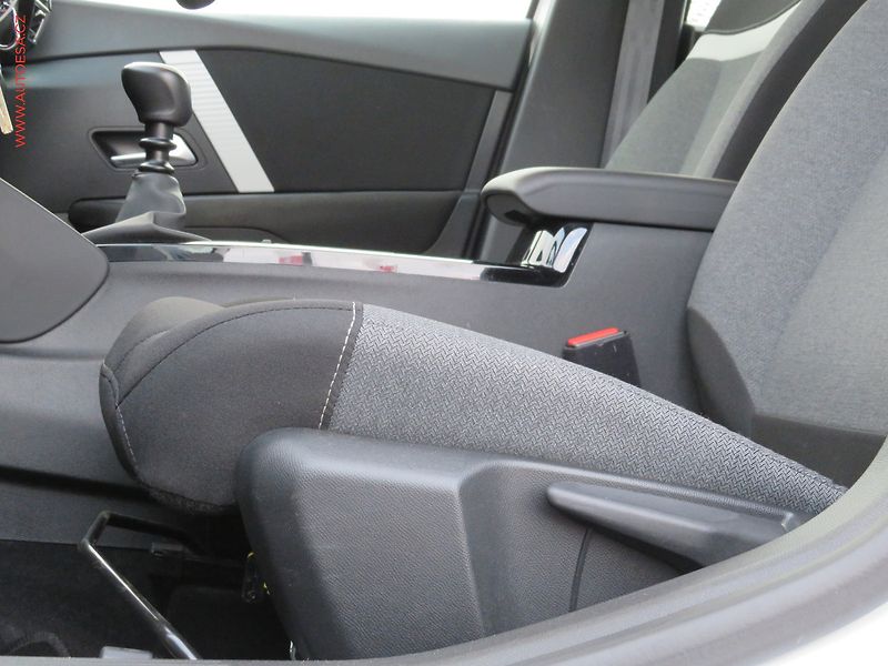 Citroën C4 (2021) 1.2 PT, 1.maj,ČR, LED, navi - fotka 29 z 36
