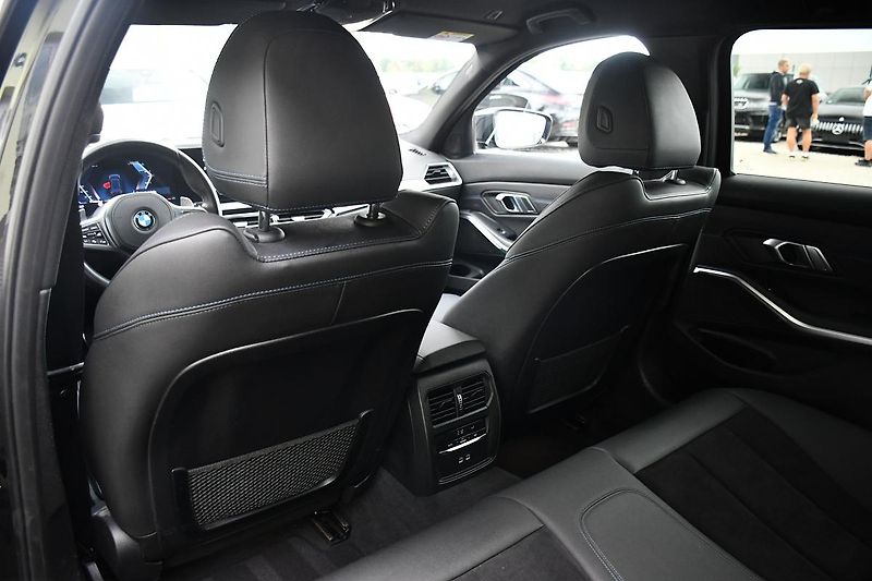 BMW Řada 3 320d xDrive M-SPORT   - fotka 19 z 64