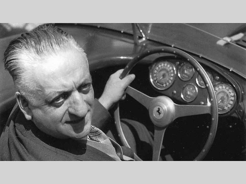 Enzo Ferrari, přezdívaný il Commendatore, byl známý svou soutěživostí a neochotou dělat kompromisy v kvalitě svých vozů.