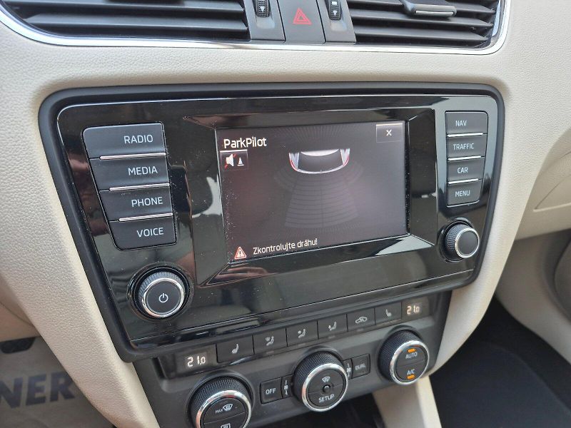 Škoda Octavia (2013) Elegance 2.0 TDI 110kW Combi - fotka 22 z 27