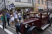 Ze startu XIV. Slánského okruhu - průjezd Londou.