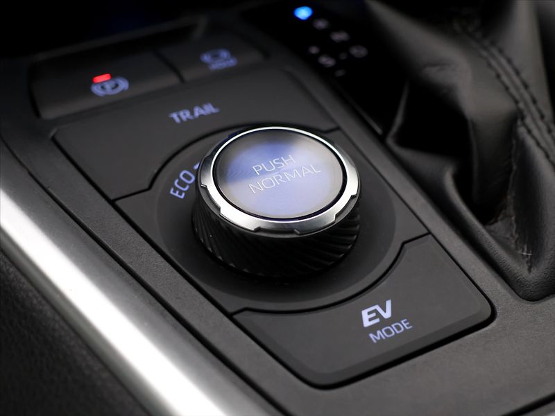Toyota RAV4 2,5 e-CVT 131kW Selection 4WD - fotka 26 z 34