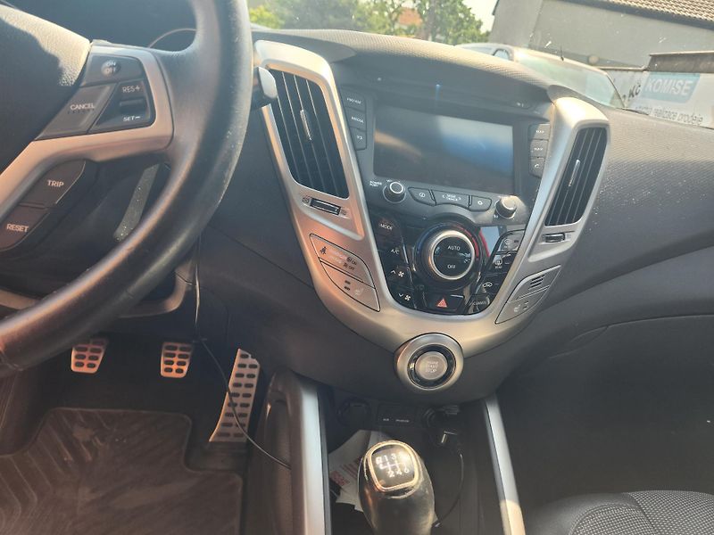 Hyundai Veloster (2011) 1.6-NAVI-KAMERA-PANORAMA - fotka 10 z 12
