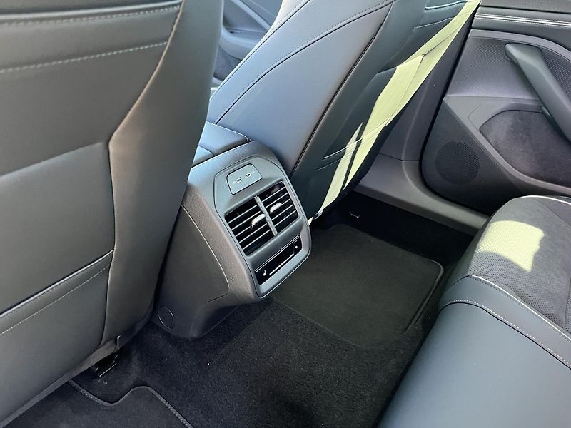 Volkswagen Passat Elegance 2,0 TDI 142 kW 4MOTIO - fotka 22 z 26
