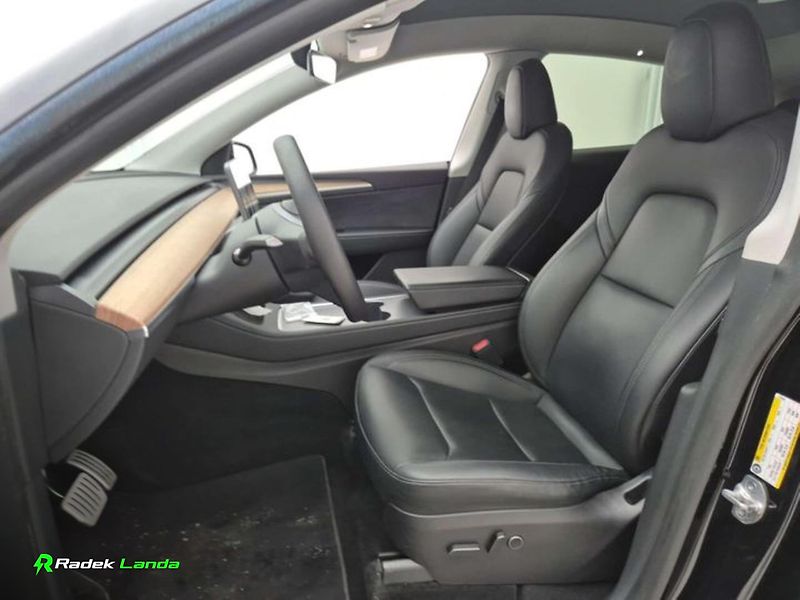 Tesla Model Y (2022) Performance Dual Motor AWD - fotka 10 z 14